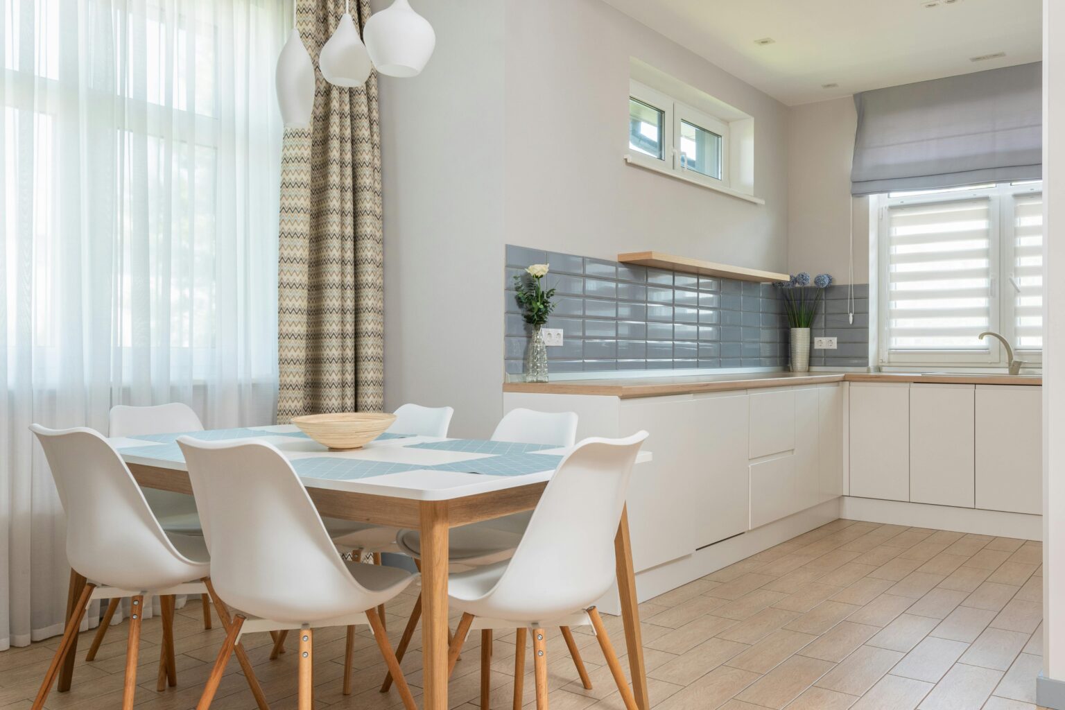 Apartment kitchen with a dining table and hardwood floors. expert cleaning services. The best home cleaning services in Englewood
