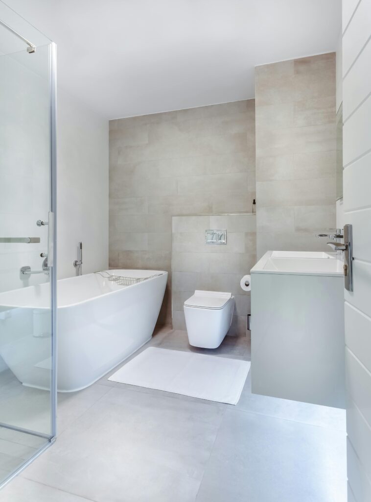 Spotless bathroom with white porcelain toilet and tub. The best deep cleaning in Denver. Move-in Cleaning services in Golden