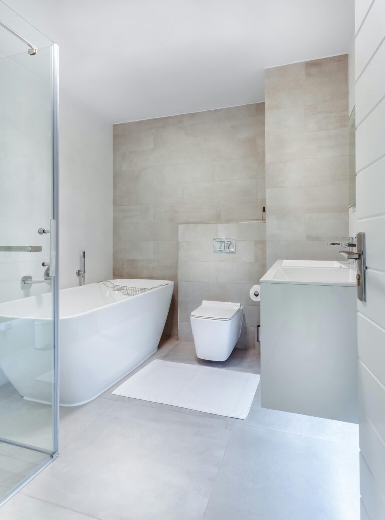 Spotless bathroom with white porcelain toilet and tub. The best deep cleaning in Denver. Move-in Cleaning services in Golden